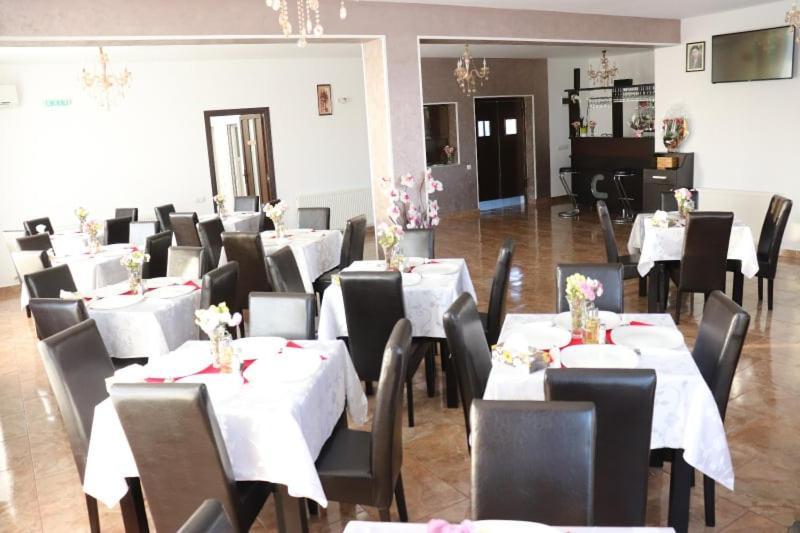 Pensiunea Maria Tania - Restaurant Mioveni Eksteriør billede